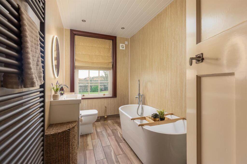 Bedroom 1 suite