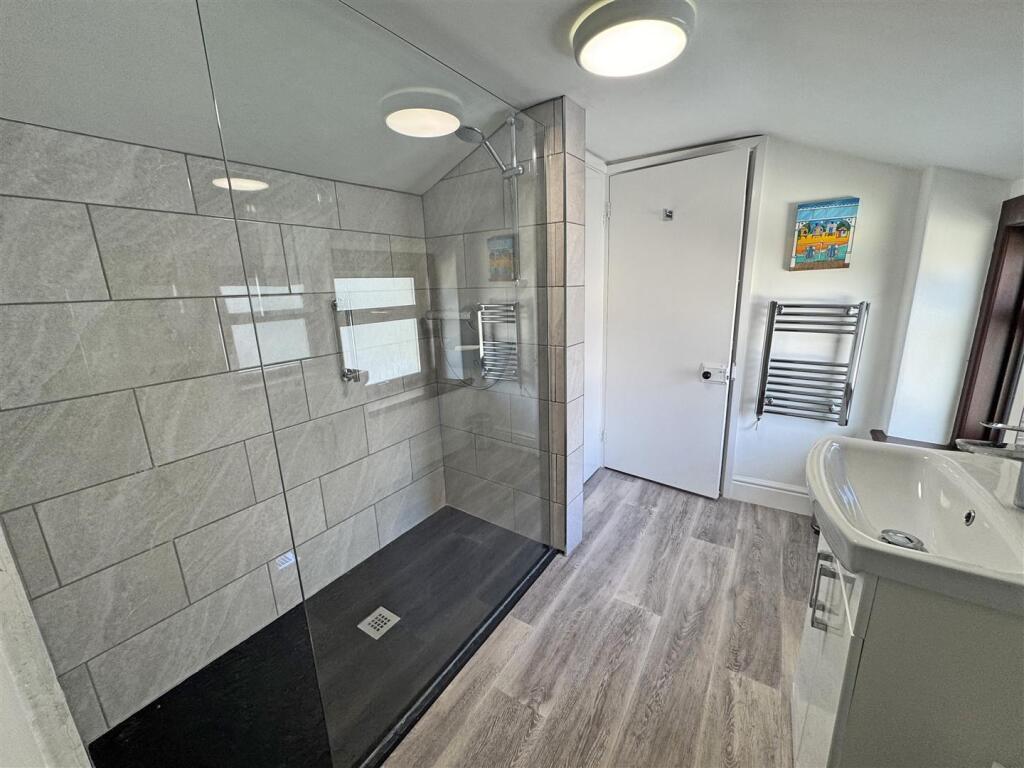 MODERN SHOWER ROOM