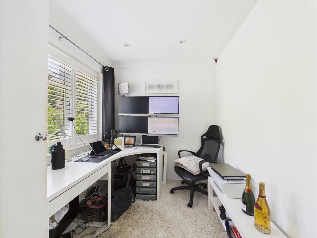 CAM01354G0-PR0508-STILL004