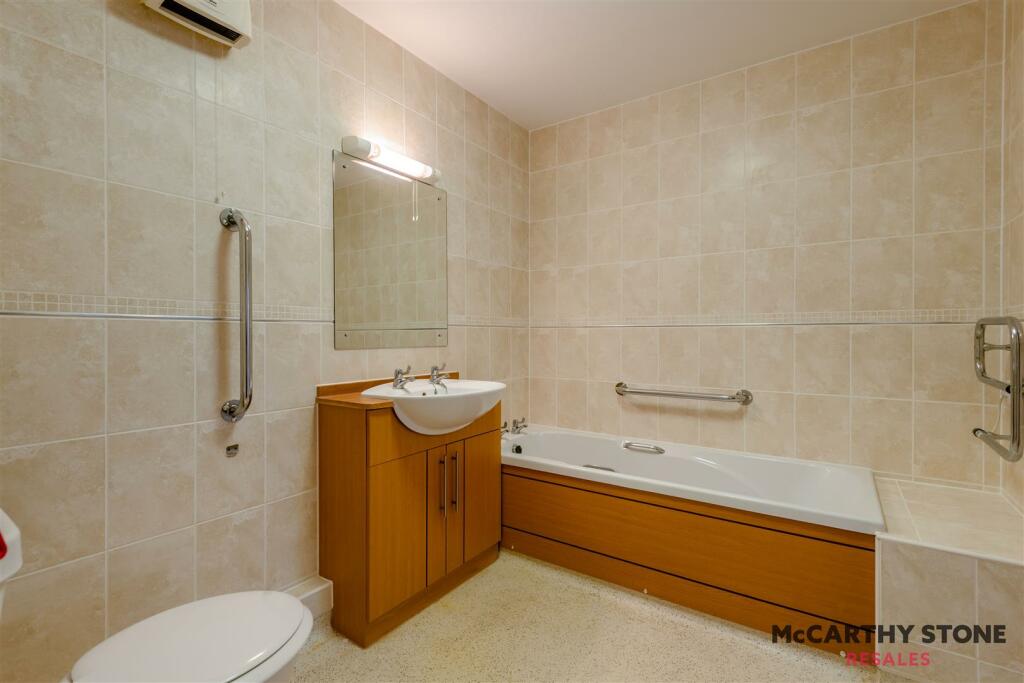 8597350-interior11.JPG