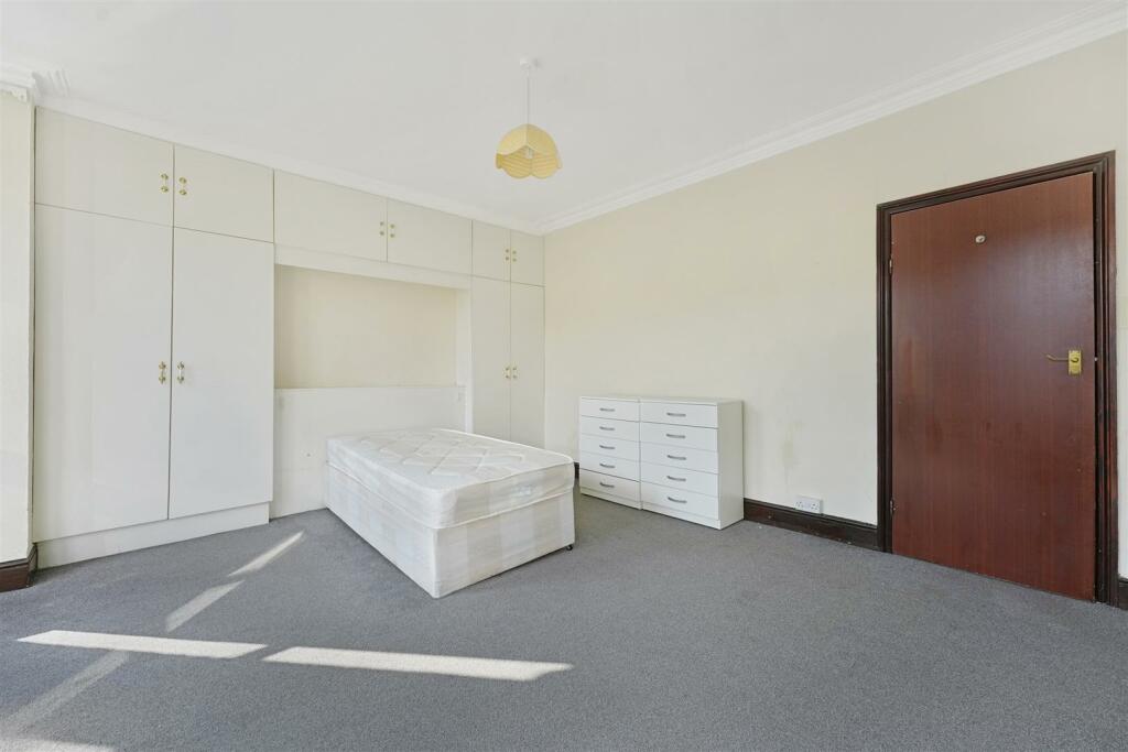 Master Bedroom (3).jpg