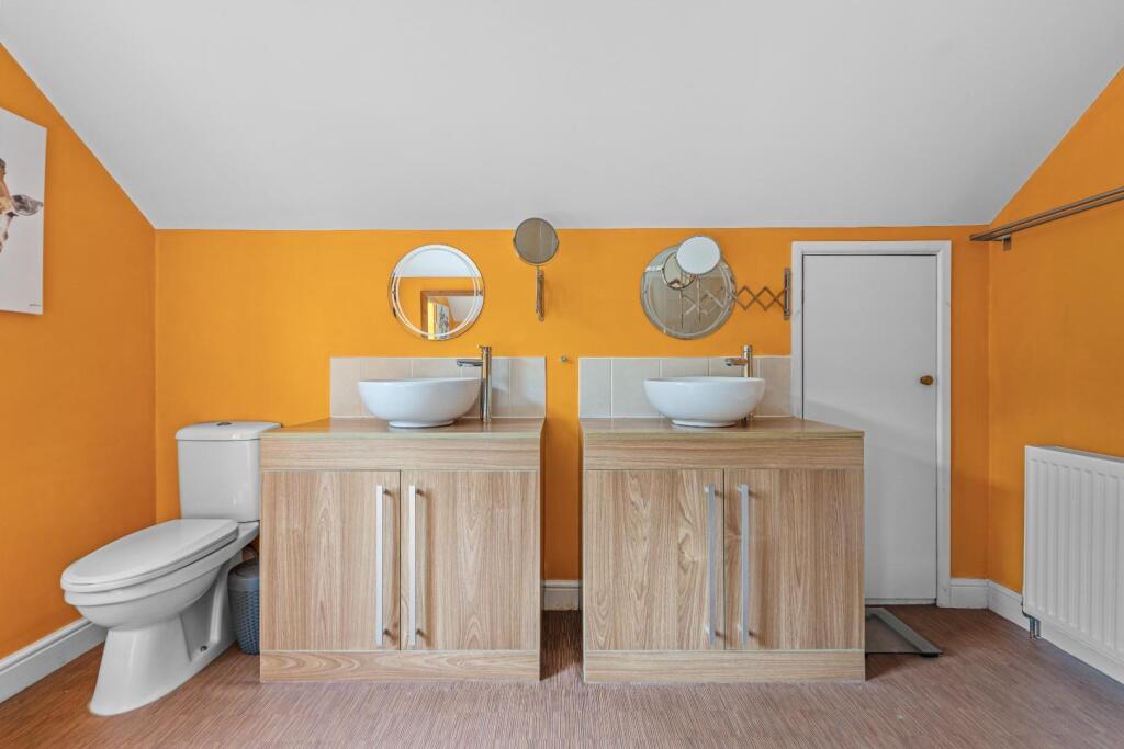 BATHROOM 01.jpg