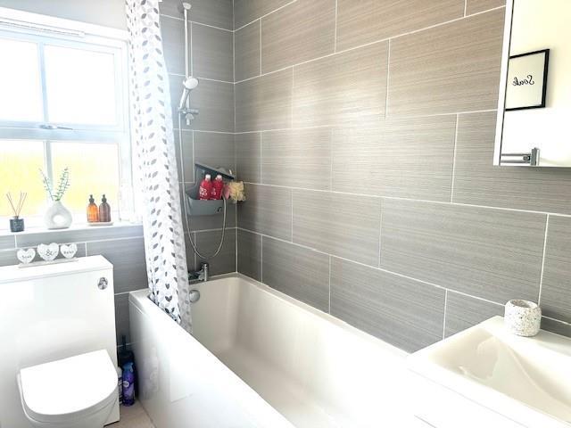 97D Badsey Lane Bathroom.jpg