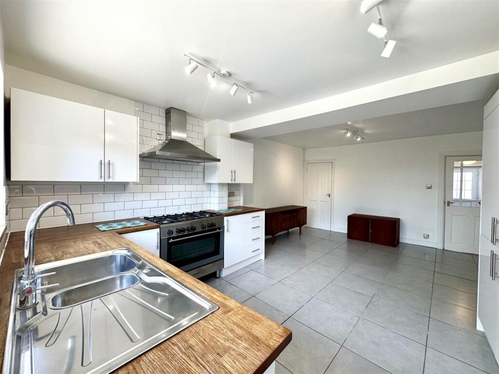 OPEN PLAN KITCHEN/DINING ROOM