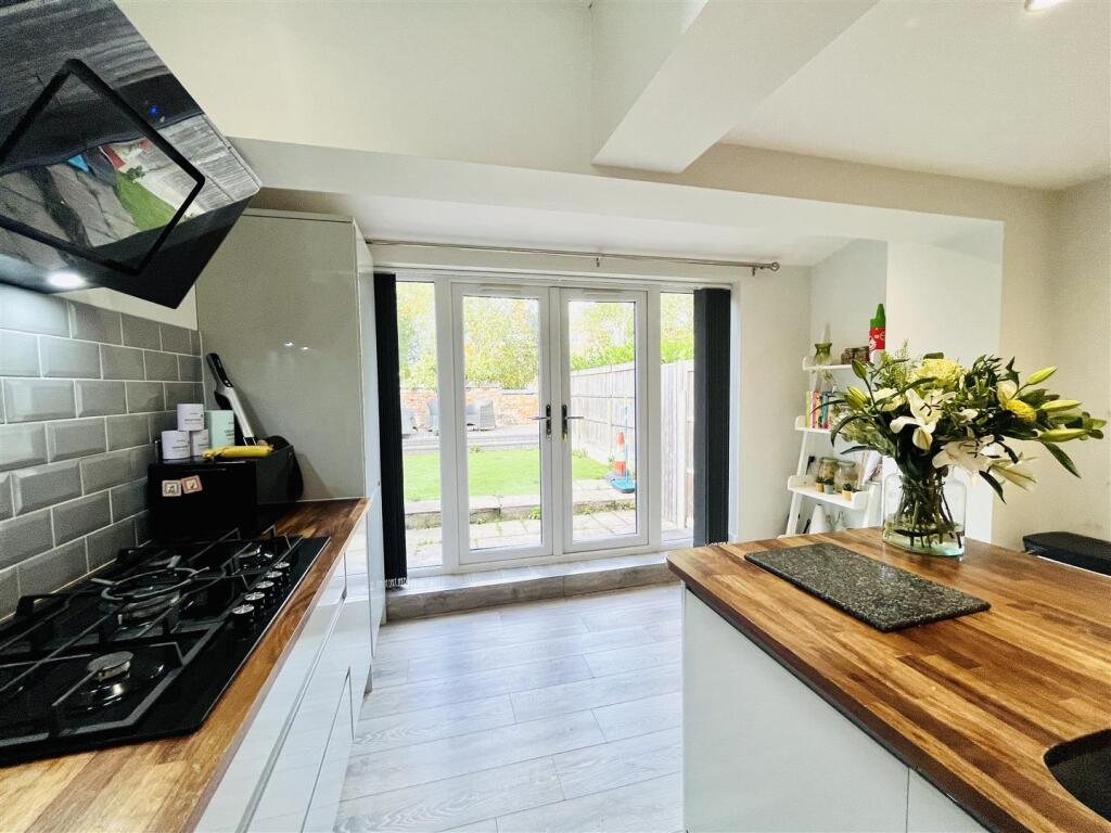 Live in Dining Kitchen