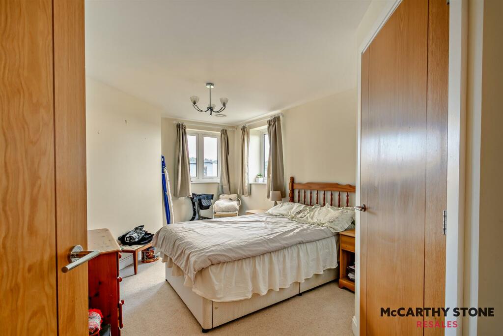 Double Bedroom: