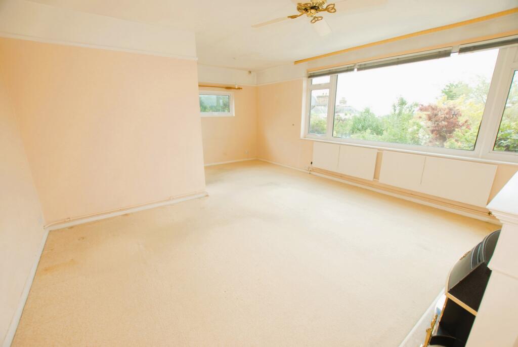 Sitting/dining room