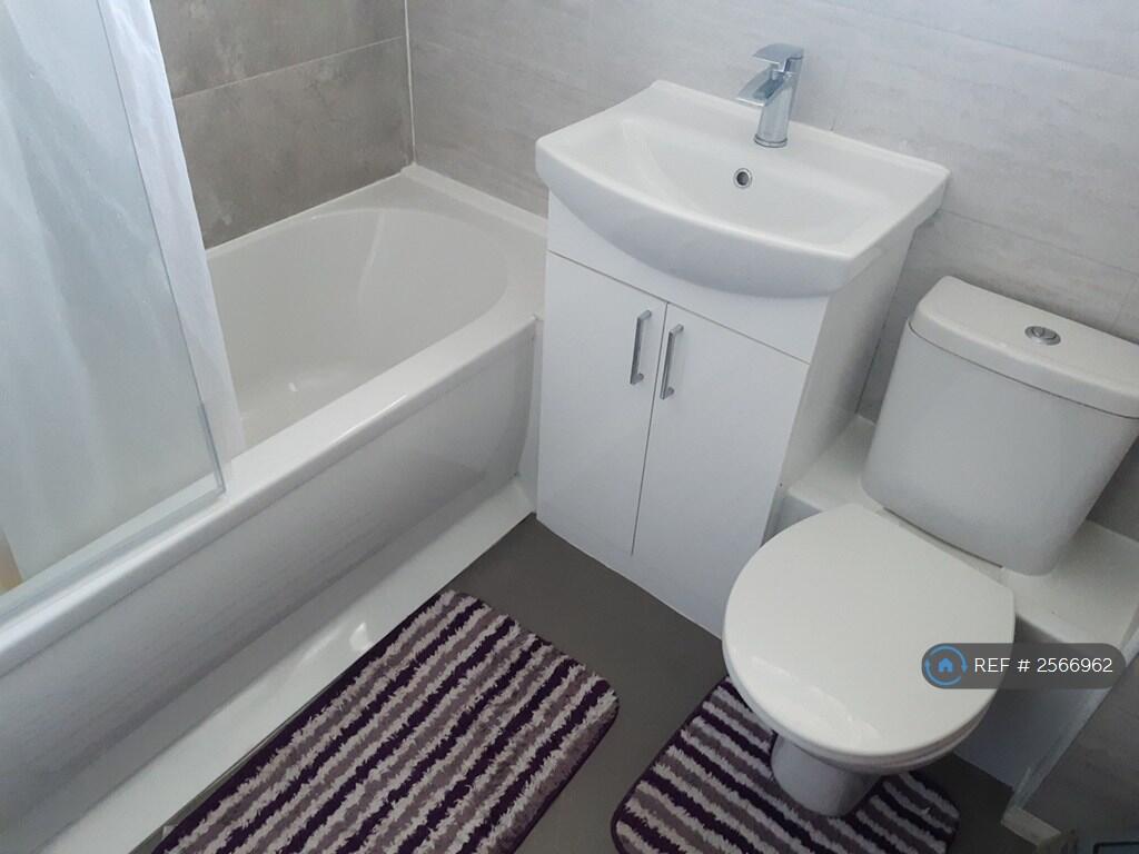 Upstairs Shared Bathroom