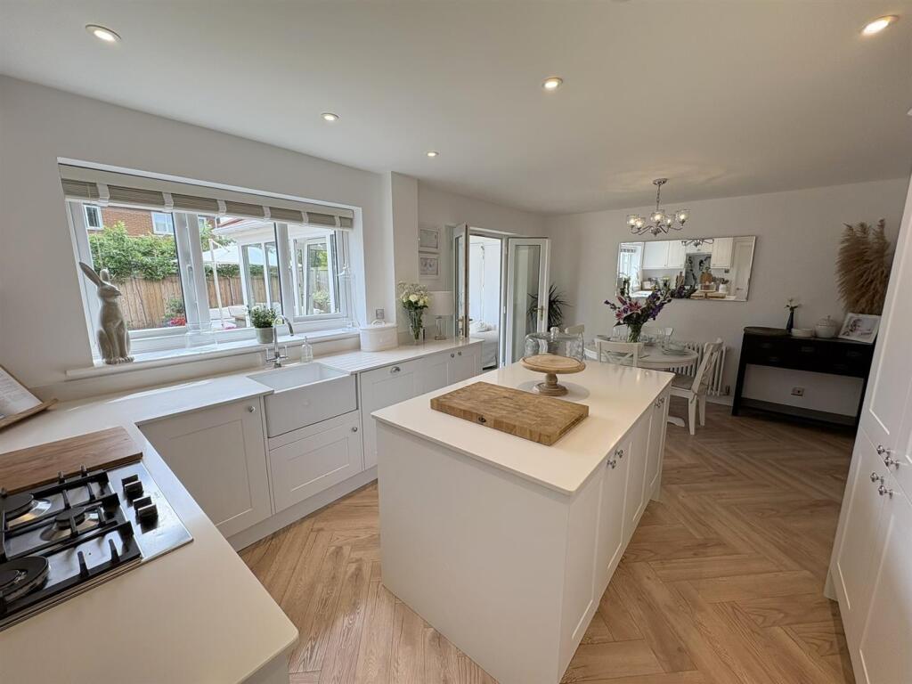 KITCHEN/DINING ROOM