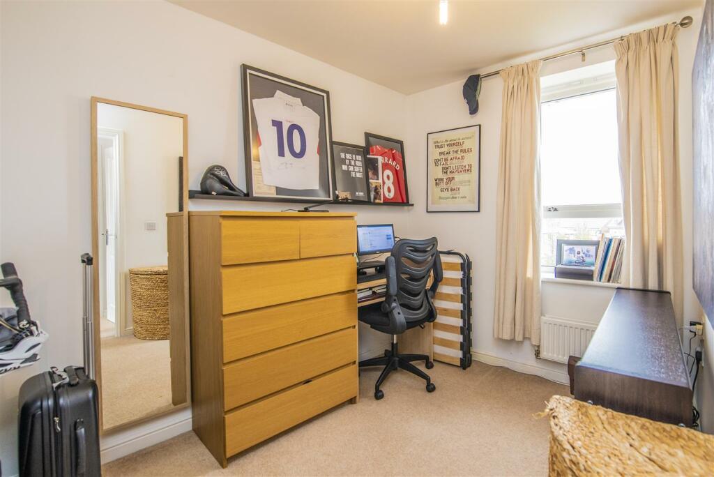 45 Einstein Crescent bed.jpg