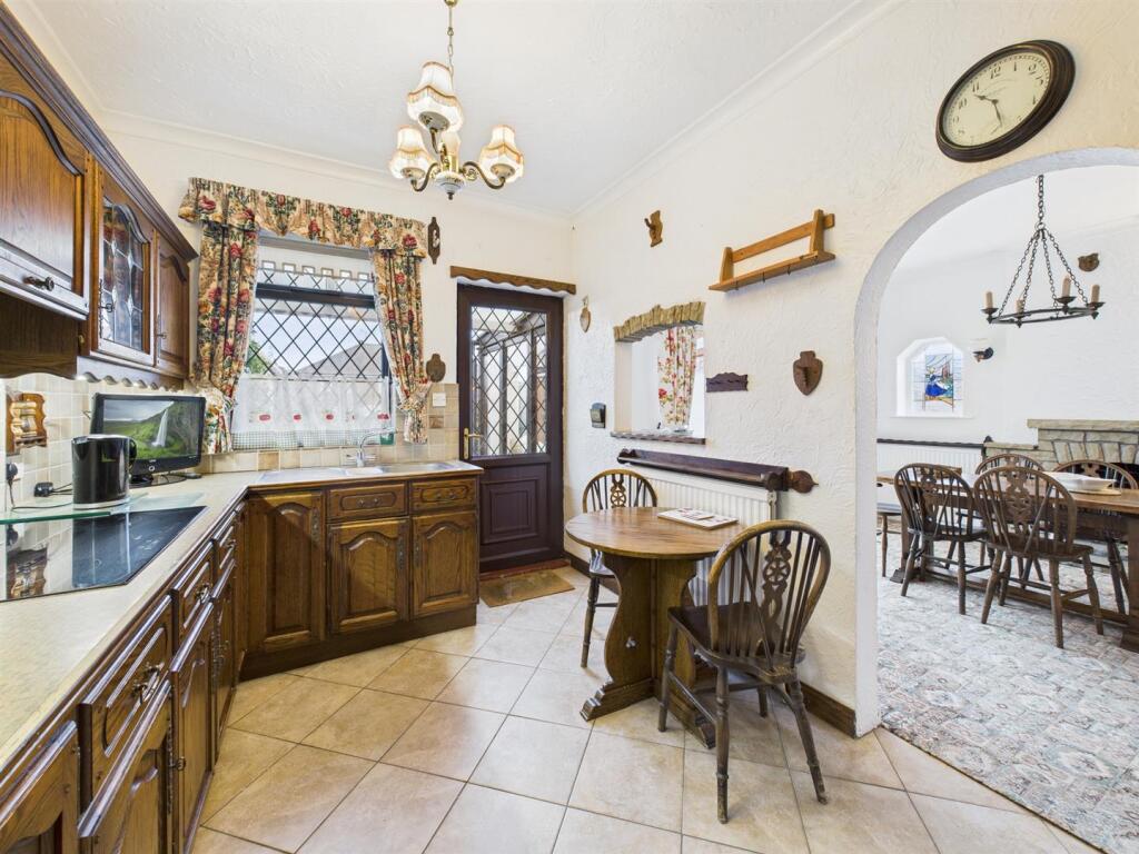 Kitchen: