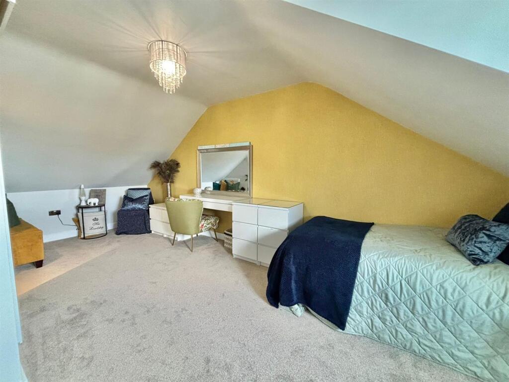 Master Bedroom (2nd Floor)