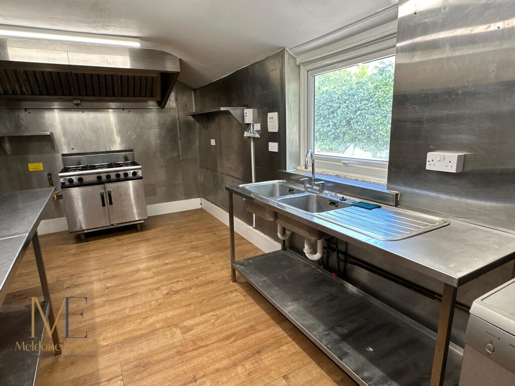 Kitchen_2.JPG