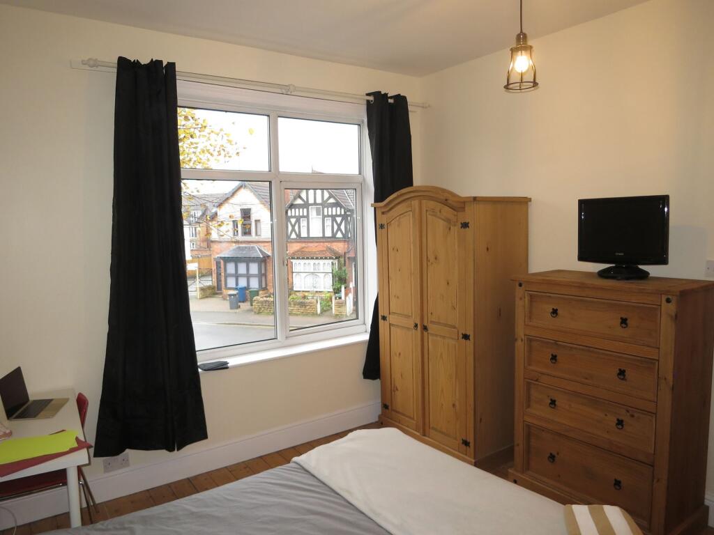 A cozy and well-maintained double bedroom featu...