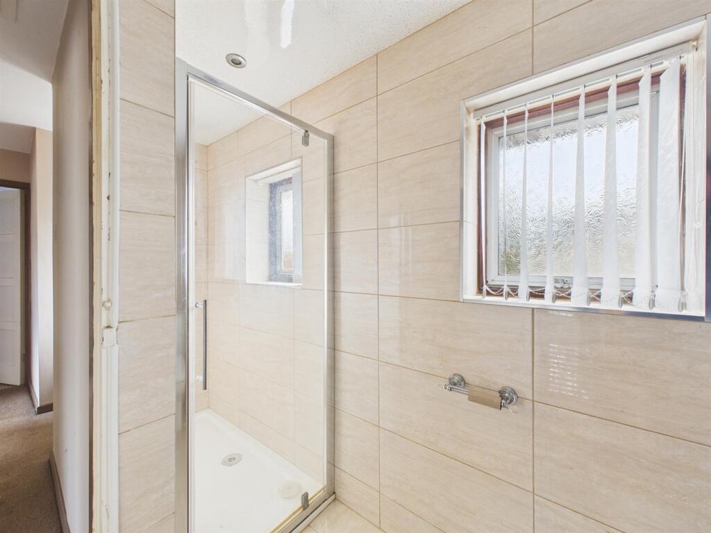 SHOWER ROOM / W.C.