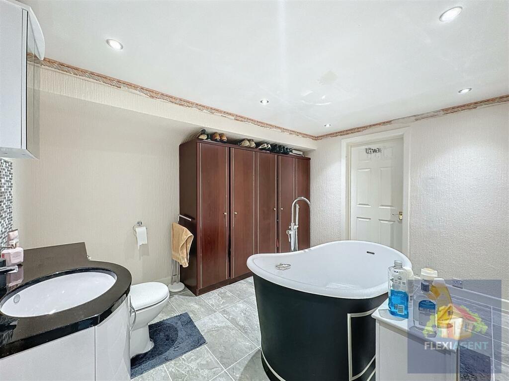 Ensuite Dressing Room / Bedroom
