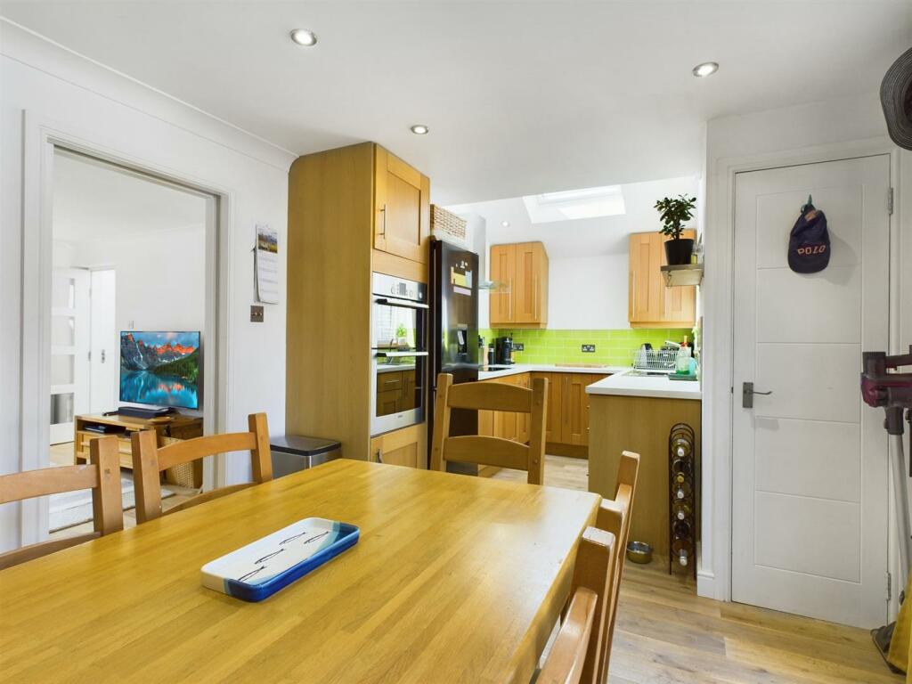 Kitchen Diner.