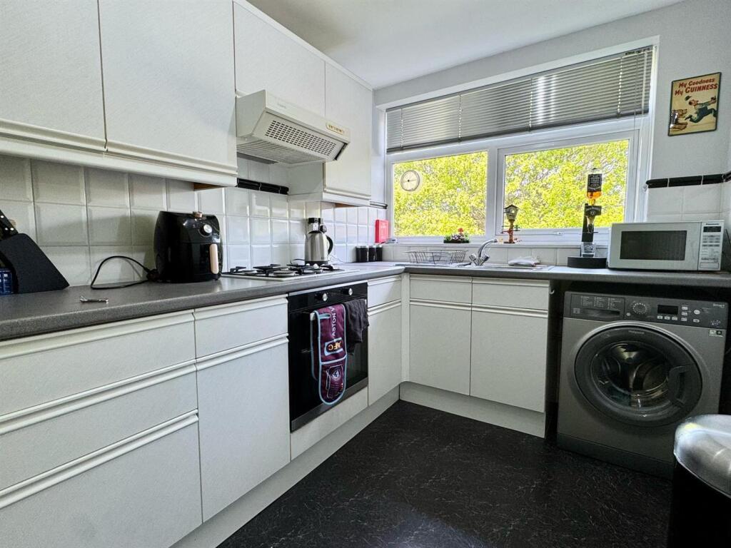 Kitchen 2.jpg