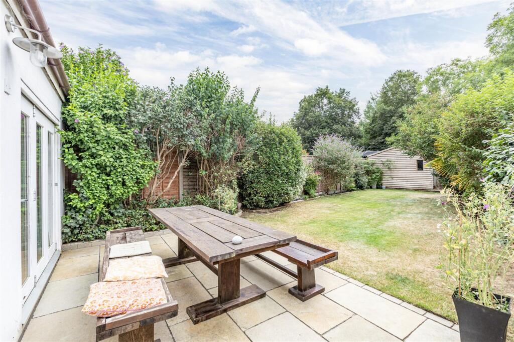 51 Hart Road, KT14 7NJ - 15.jpg