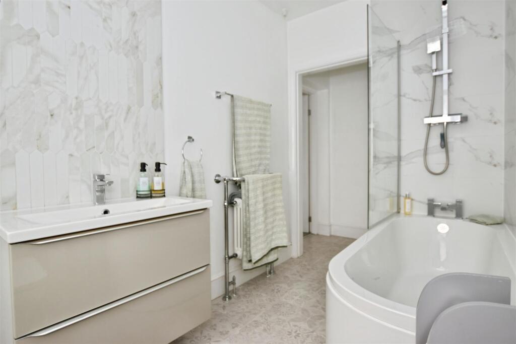 12f5e768-bath 20close.JPG