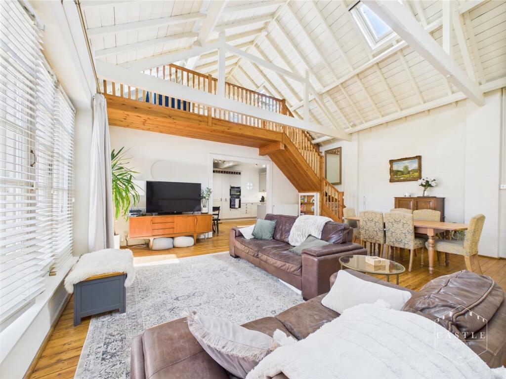 OPEN PLAN LOUNGE/DINING ROOM