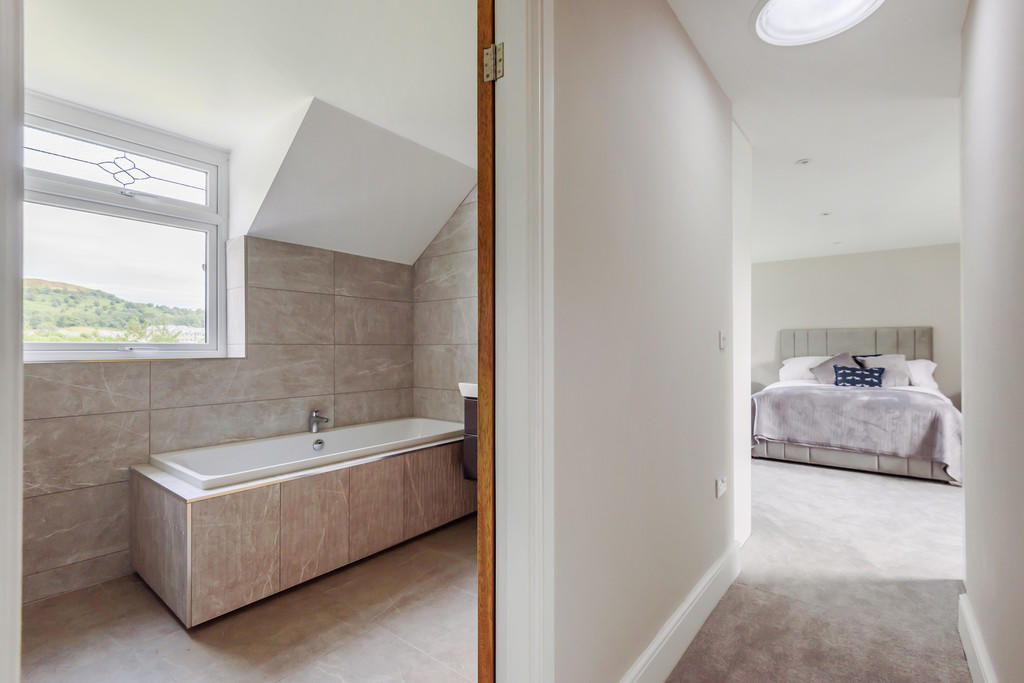 Master Bedroom Su...