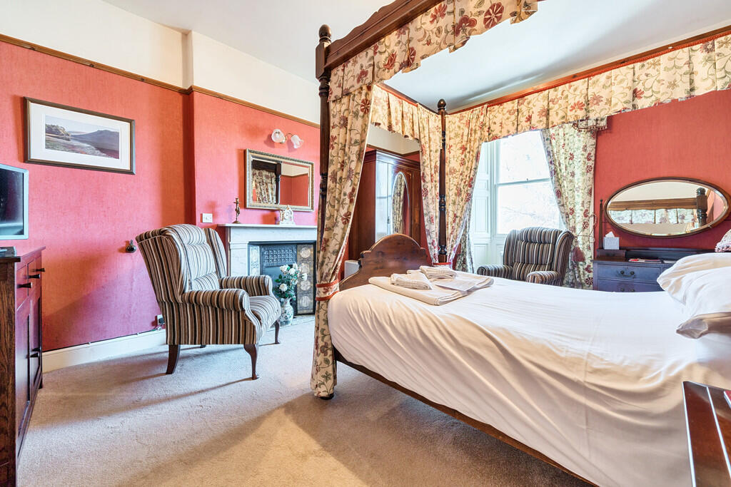 Guest Bedroom Fou...