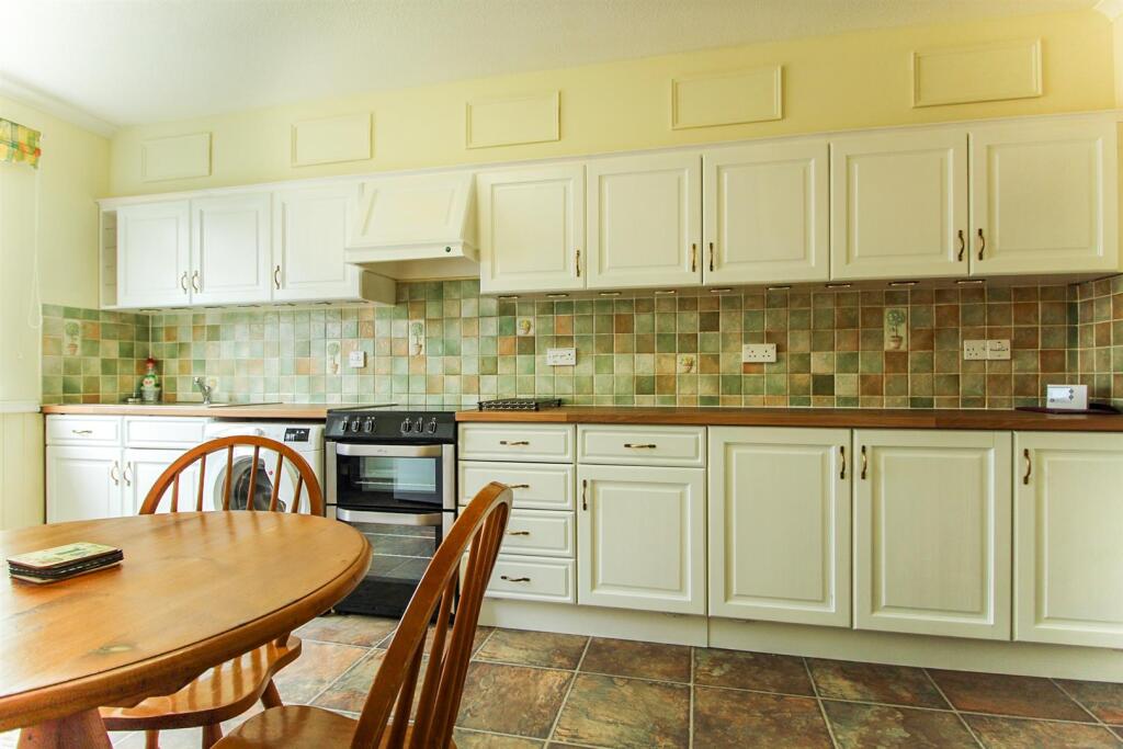 kitchen 2.jpg