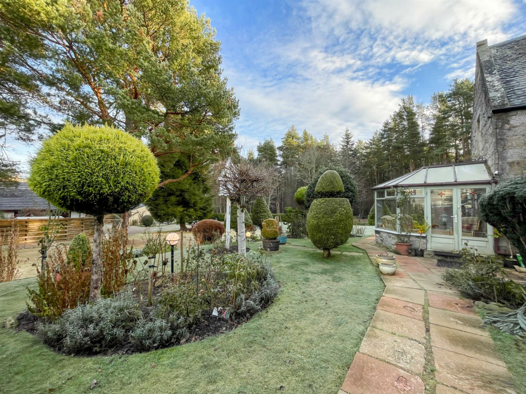 Front Garden &amp; Path