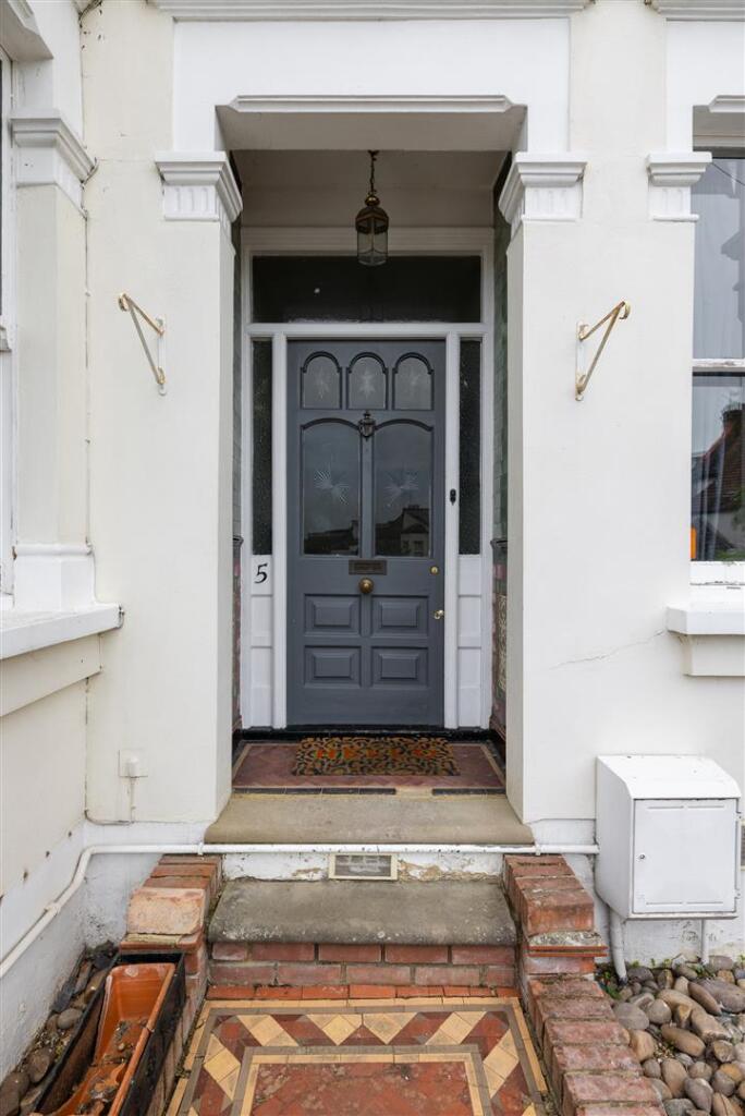 St. Albans Crescent, IG8