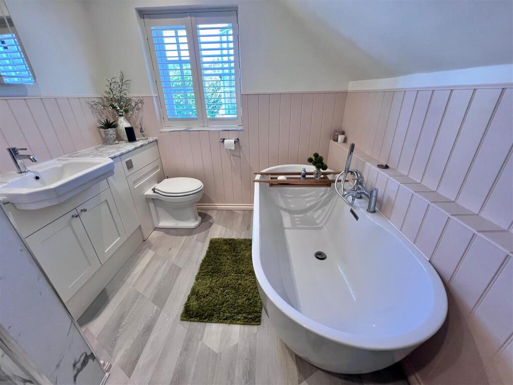 Bathroom 1.jpg