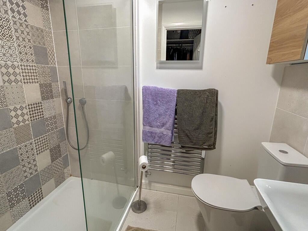 bedroom 1 en-suit...