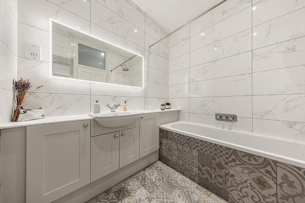 Bathroom (2).jpg