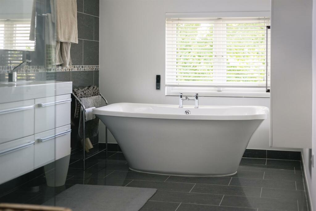 Principal Bedroom En-Suite