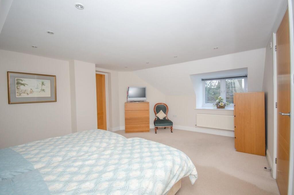 Bedroom 1 pic 2.jpg