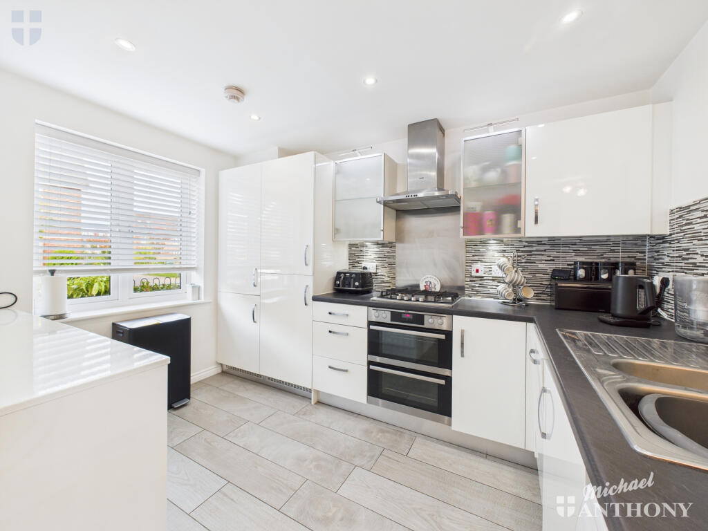 CAM03852G0-PR0460-STILL019