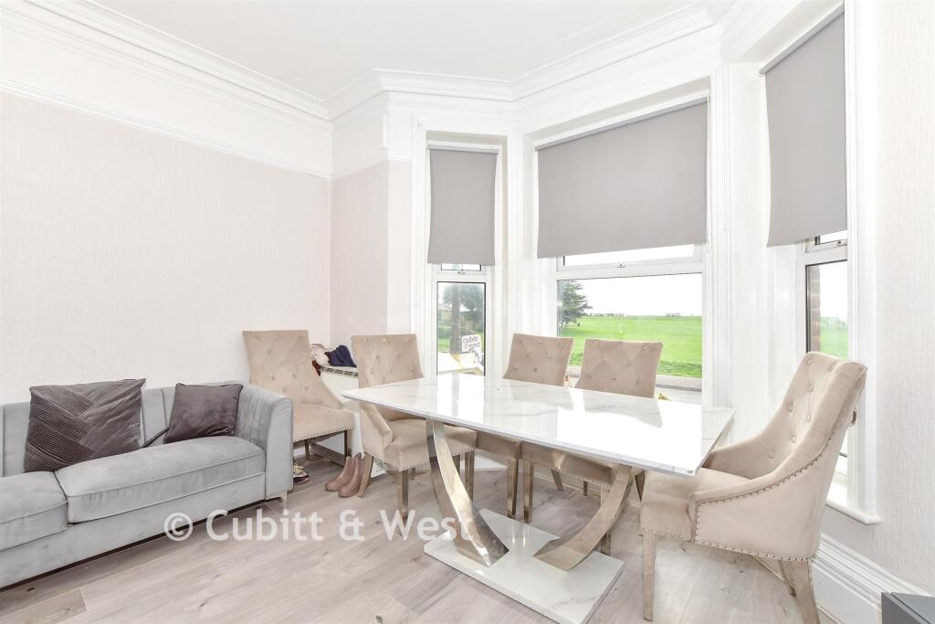 Lounge/Kitchen