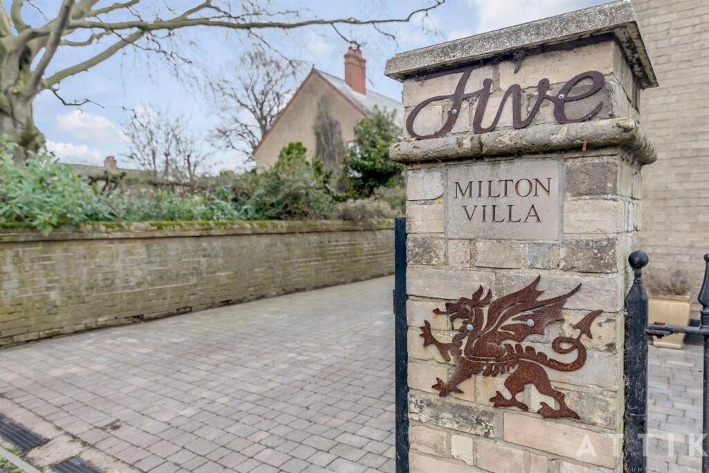 Attik 5, Stradbroke Road Gorleston, NR31 7AQ (53).