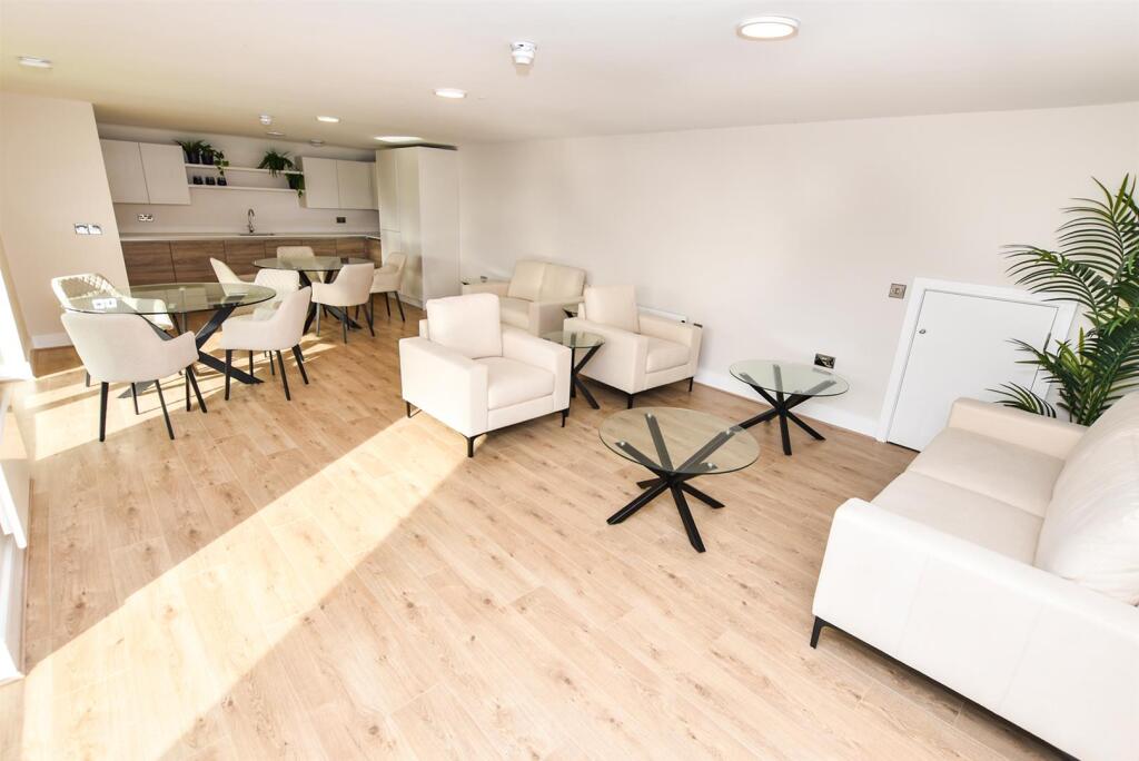 Communal Lounge &amp; Roof Garden