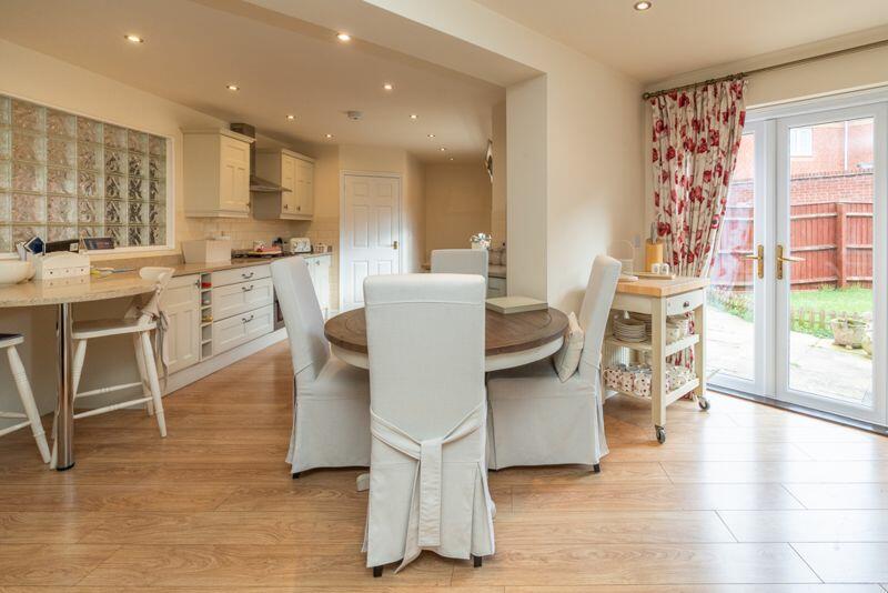 DINING/SITTING ROOM