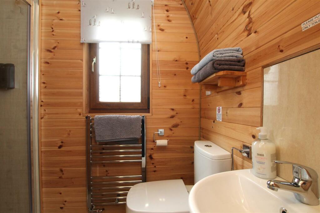 Beech Pod - En Suite.JPG