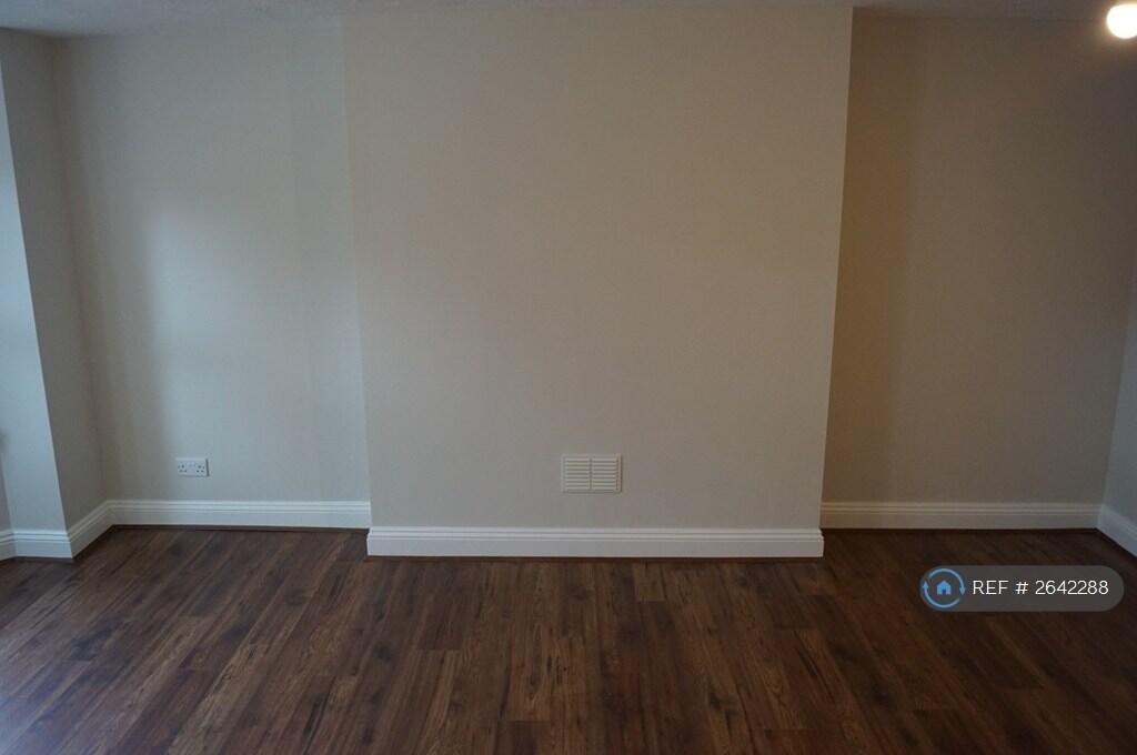 1st Bedroom Photo 4