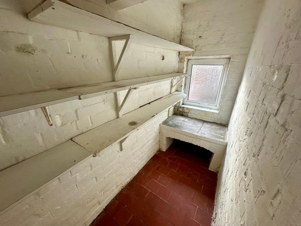 Toilet/Pantry