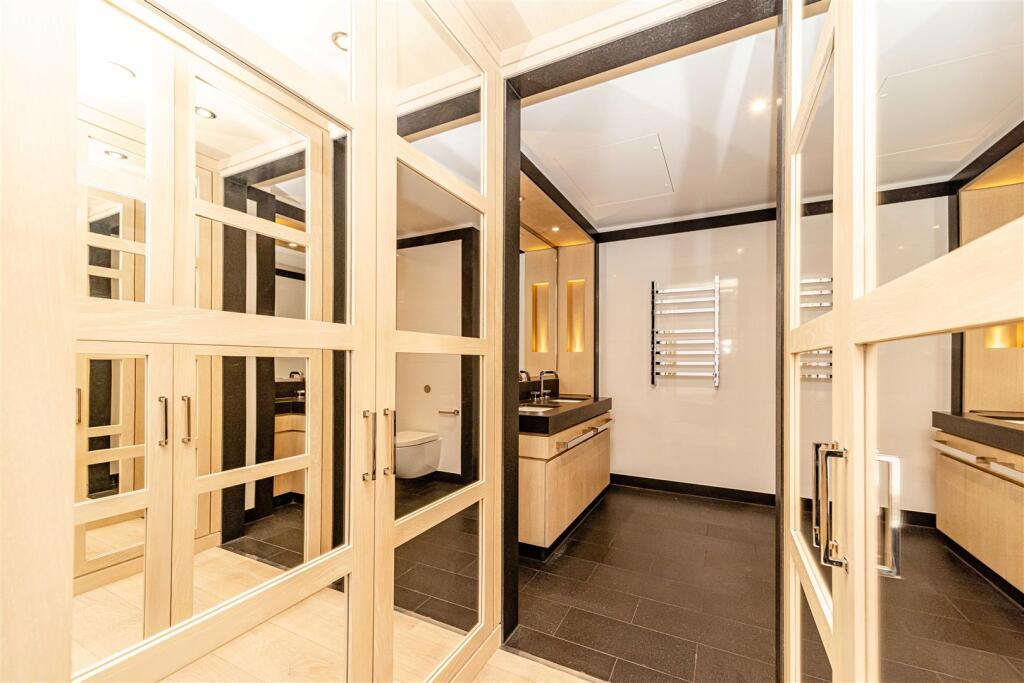 Master Bedroom     .jpg