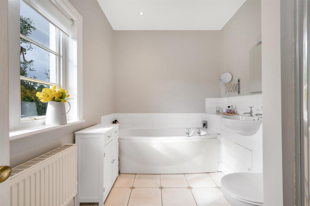 EN-SUITE BATHROOM