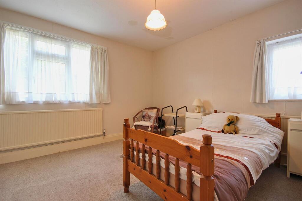 BEDROOM 2 (REAR)