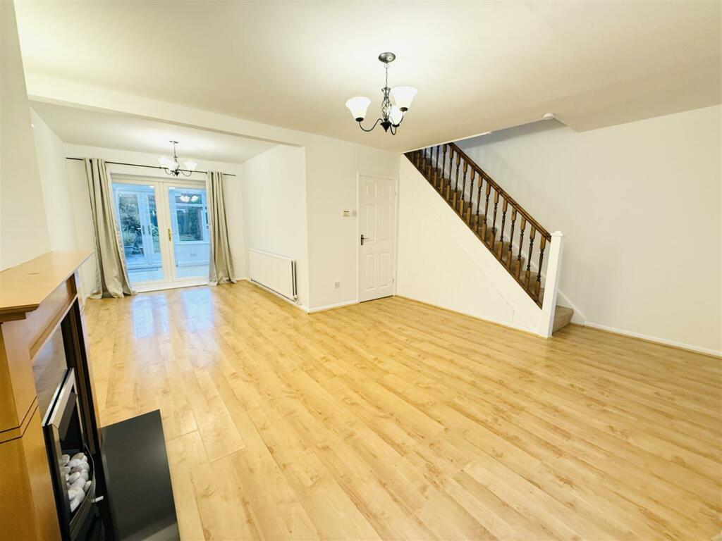 Living Room/Dining Area