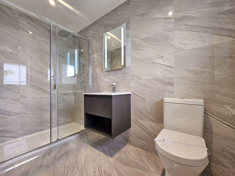 EXAMPLE En Suite 1