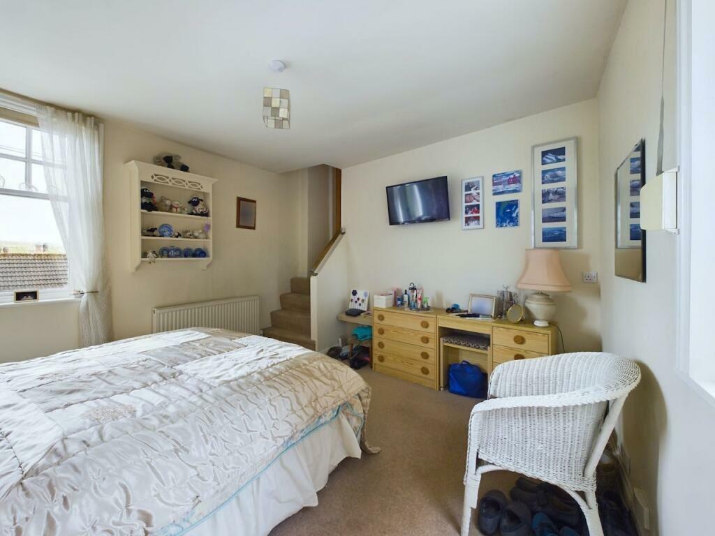 Main bedroom 2.jpg