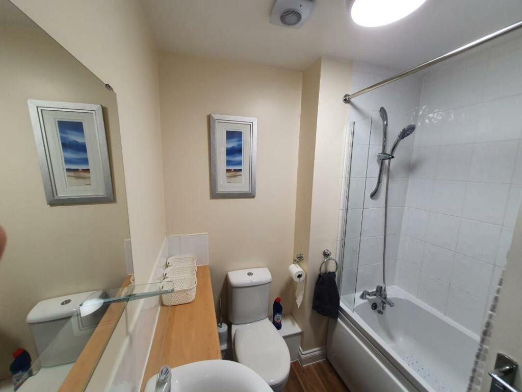 17 Main Bathroom.jpg